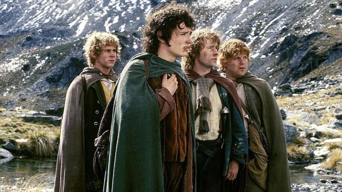 Frodo e il resto dei protagonisti in una scena de Il Signore degli Anelli, una delle migliori saghe cinematografiche