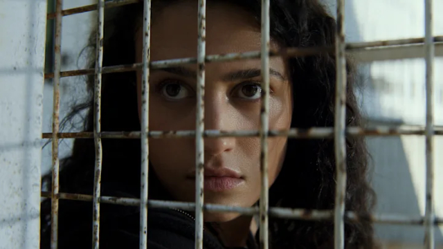 Tal osserva dietro le sbarre il nemico che agisce nell'ombra in Th Terminal List: Dark Wolf