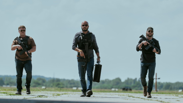 Landry, Mo ed Edwars alla consegna del materiale fissile in The Terminal List: Dark Wolf