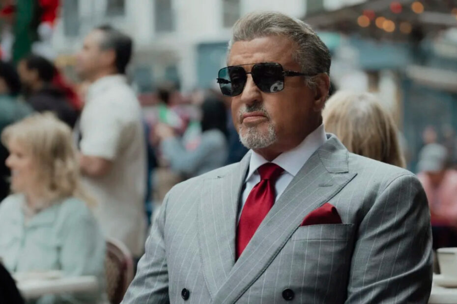 Il generale Manfredi attende il momento durante la festa di San Gennaro