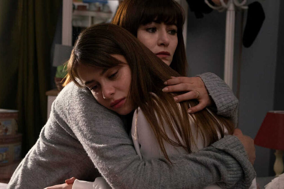 Deniz Çakır e İlayda Alişan in una scena di Innocence