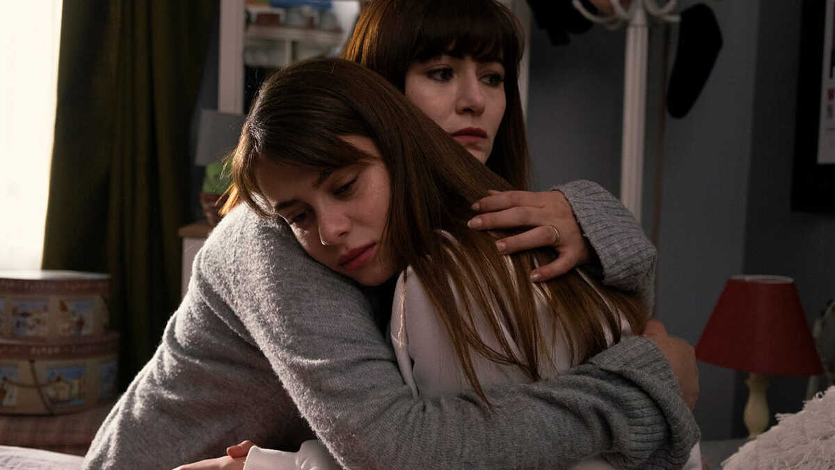 Deniz Çakır e İlayda Alişan in una scena di Innocence