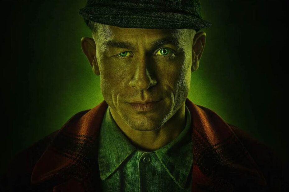 Charlie Hunnam nel poster di Monster: La Storia di Ed Gein, nuova Serie Tv Netflix