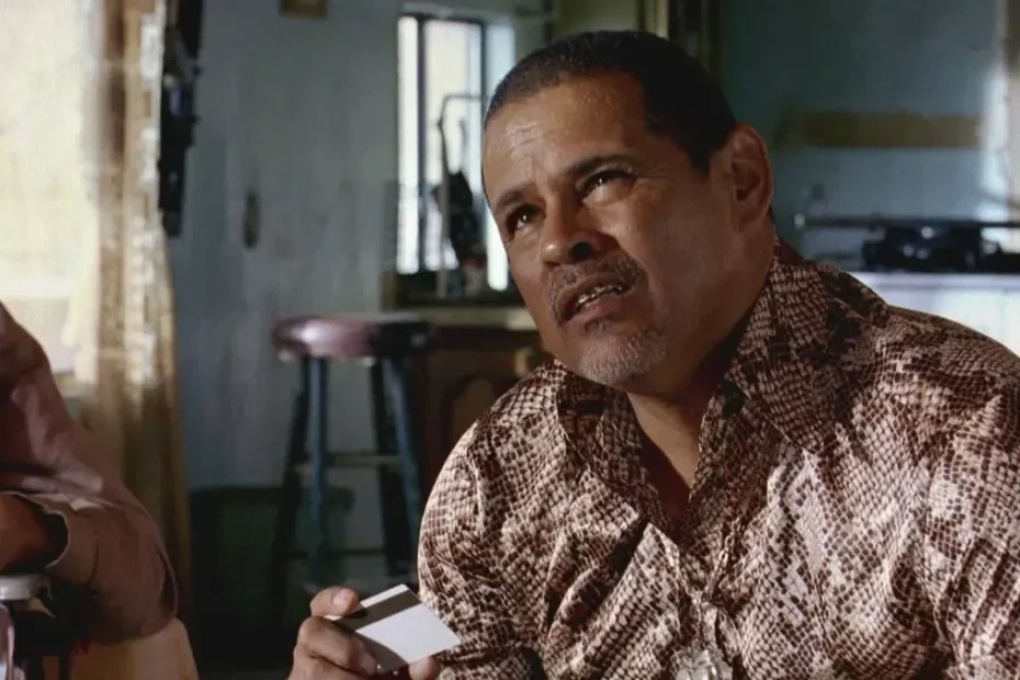 Raymond Cruz in una scena di Breaking Bad