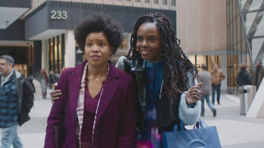 Le due protagoniste in una scena di The Other Black Girl, una delle Serie Tv da vedere su Disney+