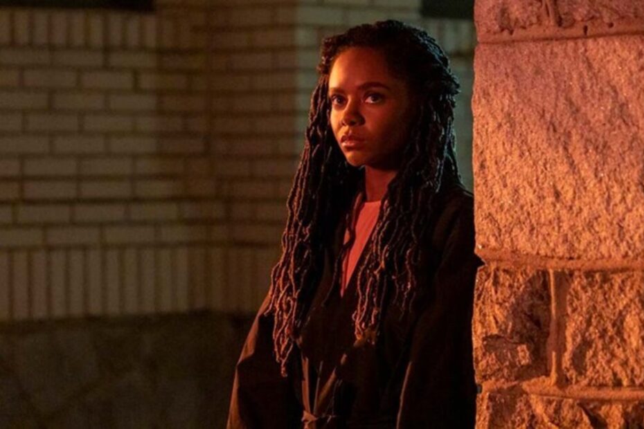 Brittany Adebumola in una scena di The Other Black Girl, una delle Serie Tv da vedere su Disney+