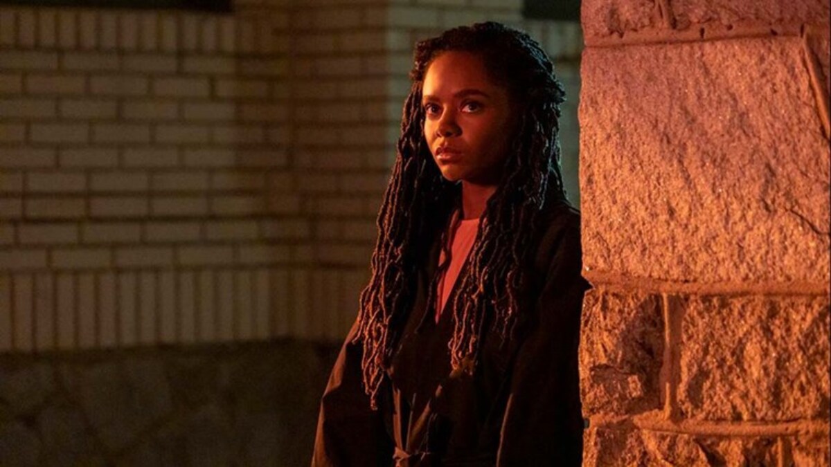 Brittany Adebumola in una scena di The Other Black Girl, una delle Serie Tv da vedere su Disney+