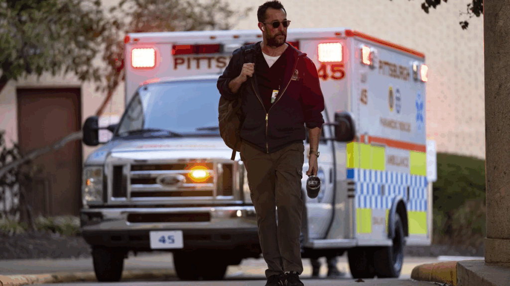 Noah Wyle in una scena di The Pitt