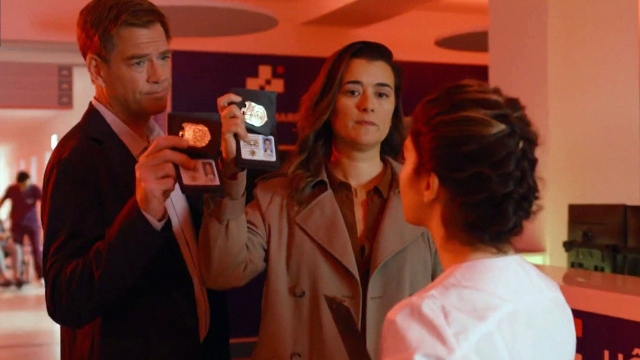 Tony e Ziva tirano fuori gli ammuffiti distintivi NCIS in NCIS: TONY & ZIVA