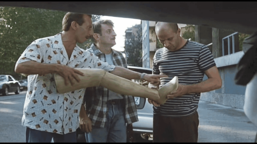 Aldo, Giovanni e Giacomo in una scena tratta da Tre Uomini e Una Gamba, uno dei migliori film italiani