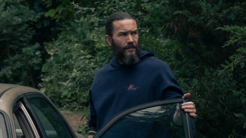 Tom Perphley è Robbie in Task