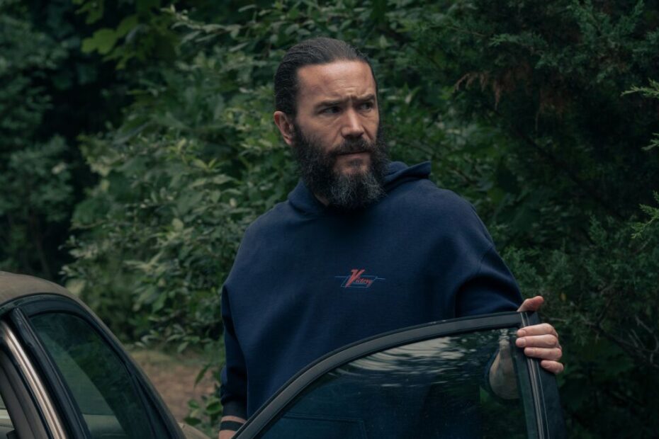 Tom Perphley è Robbie in Task