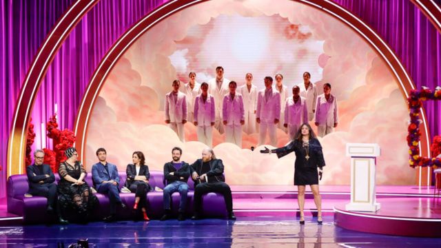 cast di comici e conduttrice roast in peace