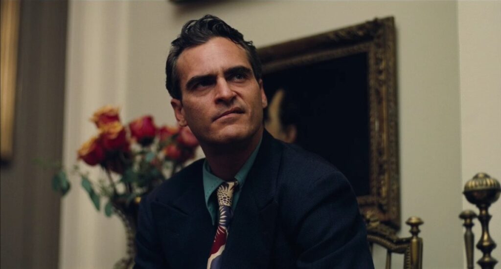 Joaquin Phoenix in una scena di The Master, uno dei migliori film da vedere su Amazon Prime Video