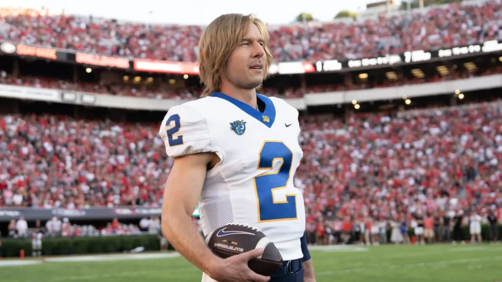 Glen Powell è il protagonista della serie tv sportiva disponibile su Disney+