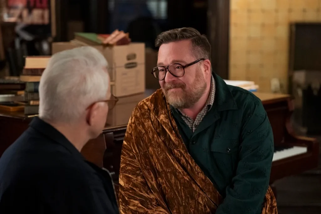 Howard e Charles si confidano in una delle scene finale di Patrick Harbron/Disney+