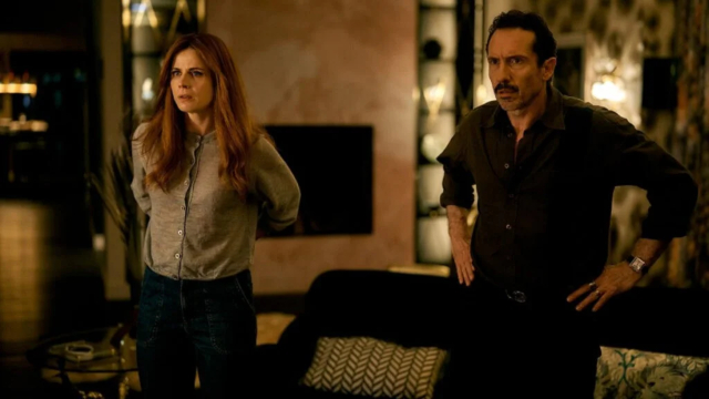 Jack e Marjolein osservano smarriti quello che Betty sta facendo in televisione