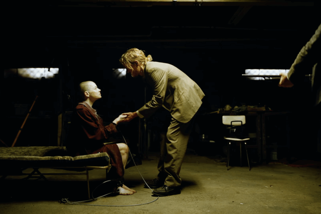 Un frame di Emma Stone in Bugonia, il nuovo film di Yorgos Lanthimos