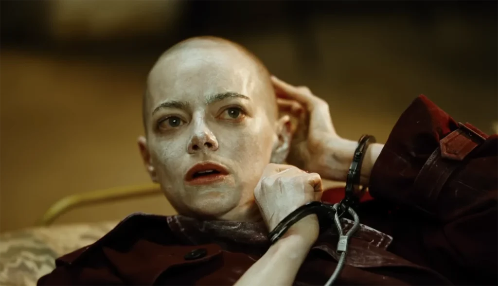 Emma Stone in Bugonia, uno dei migliori film da vedere nel 2025