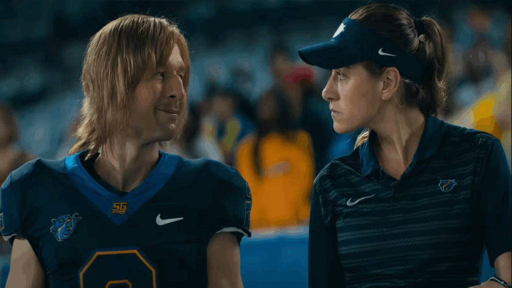 Perry Mattfeld e Glen Powell in una scena di Chad Powers, tra le migliori  Serie Tv da vedere su Disney+