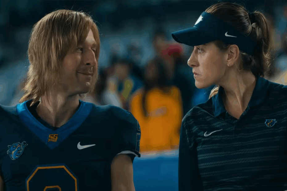 Perry Mattfeld e Glen Powell in una scena di Chad Powers, tra le Serie Tv da vedere su Disney+