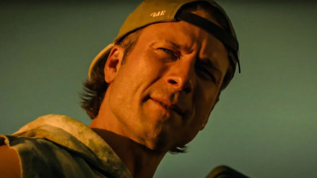 Russ Holliday in una scena di Chad Powers, tra le Serie Tv da vedere