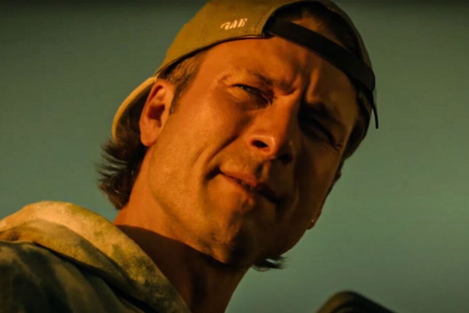 Russ Holliday ha l'idea di trasformarsi in Chad Powers