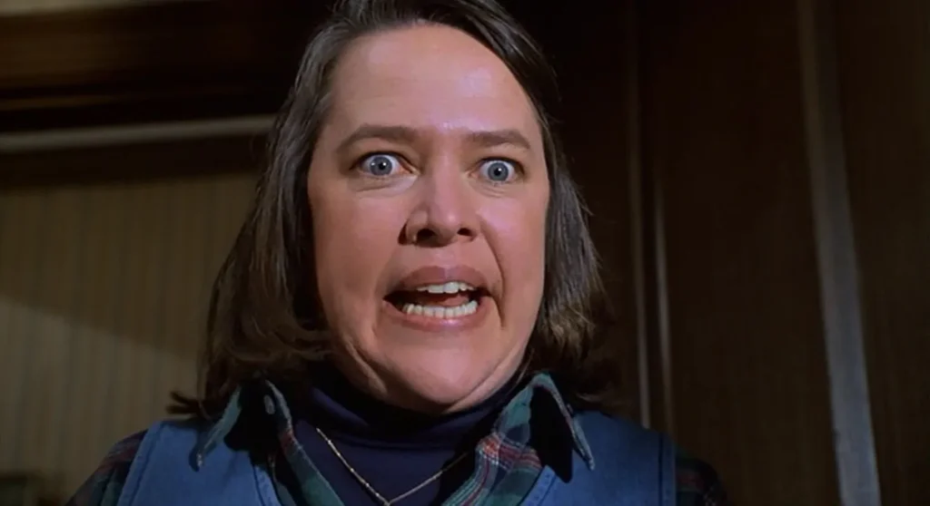 Kathy Bates in una scena di Misery non deve morire, uno dei migliori film da vedere su Amazon Prime Video