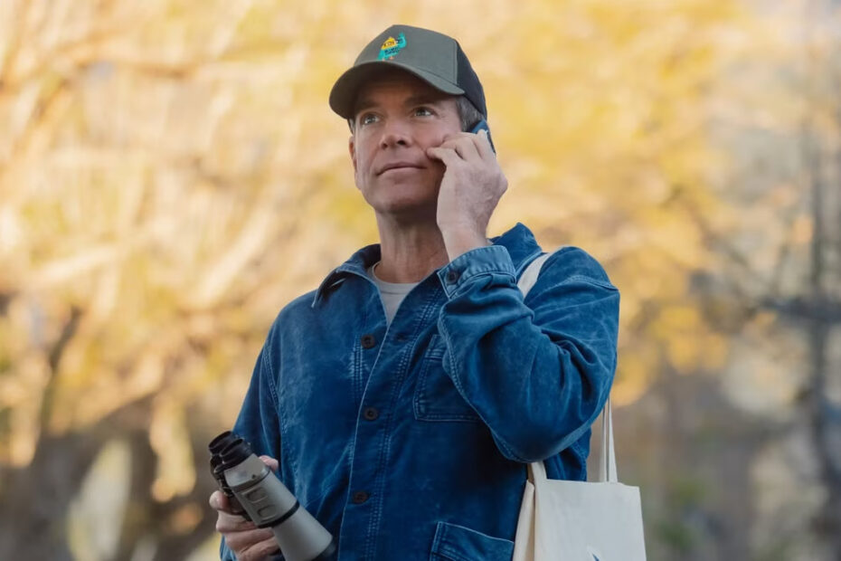 Tony scruta l'orizzonte mentre parla al telefono con Ziva in NCIS Tony & Ziva