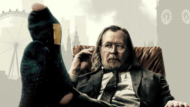 Jackson Lamb osserva la sua calza bucata