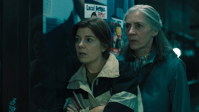 Shirley e Catherine osserva il destino di Londra, in Slow Horses