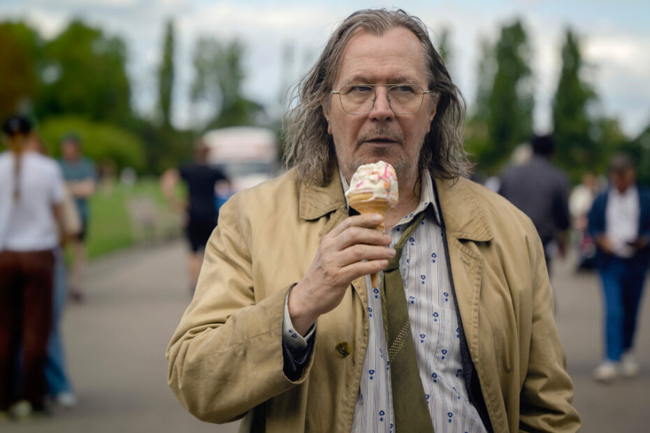 Jackson Lamb si gode un gelato, passeggiando in un parco di Londra, in Slow Horses