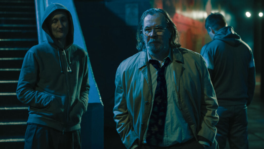 Il confronto tra Coe, Cartright e Jackson Lamb, tra i momenti più attesi di Slow Horses 5x05