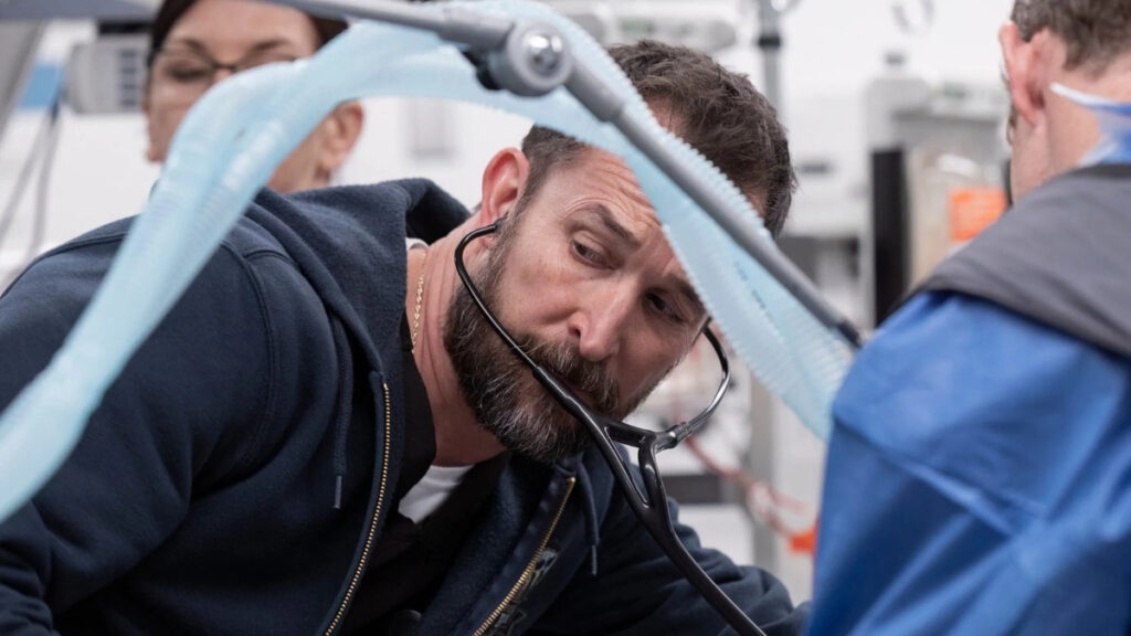 Noah Wyle in una scena di The Pitt
