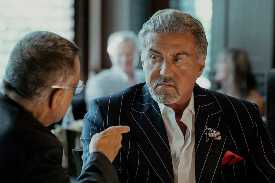 Dwight si vede puntare contro l'indice. Un gesto che non apprezza, in Tulsa King 3