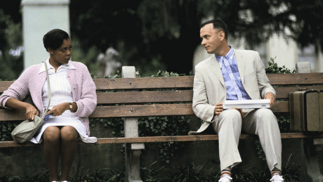 Tom Hanks in una scena di Forrest Gump, tra i migliori film da vedere su Netflix