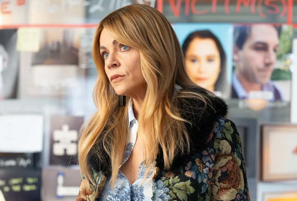 Morgan analizza gli indizi sulla lavagna della Polizia