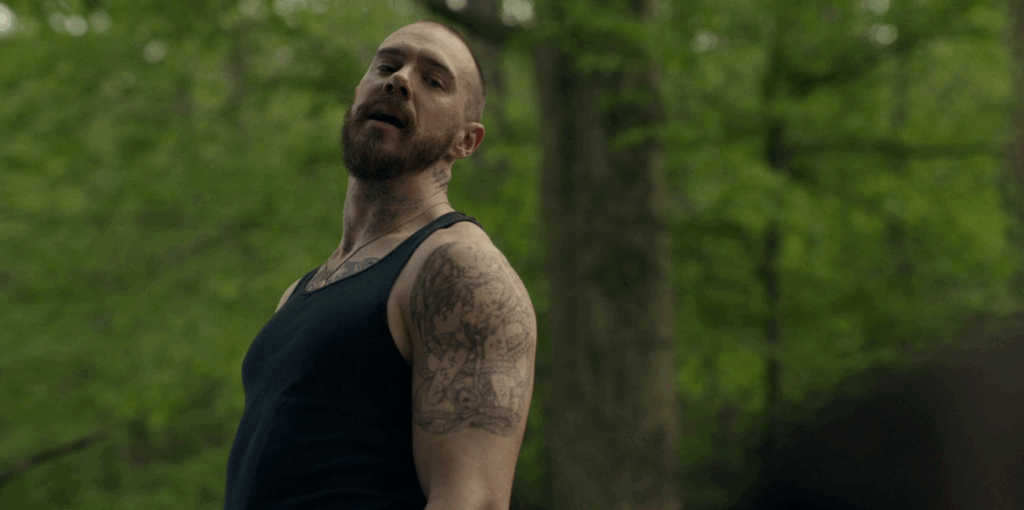 Jayson si nasconde il bosco