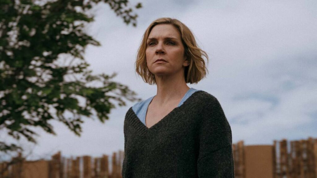 Rhea Seehorn in una scena della serie tv pluribus
