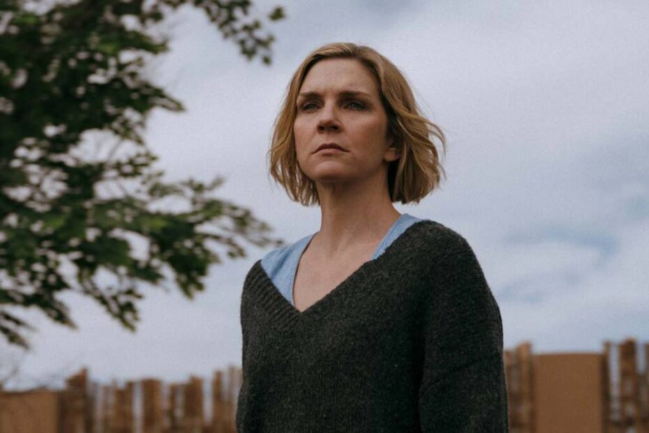 Rhea Seehorn in una scena della serie tv pluribus