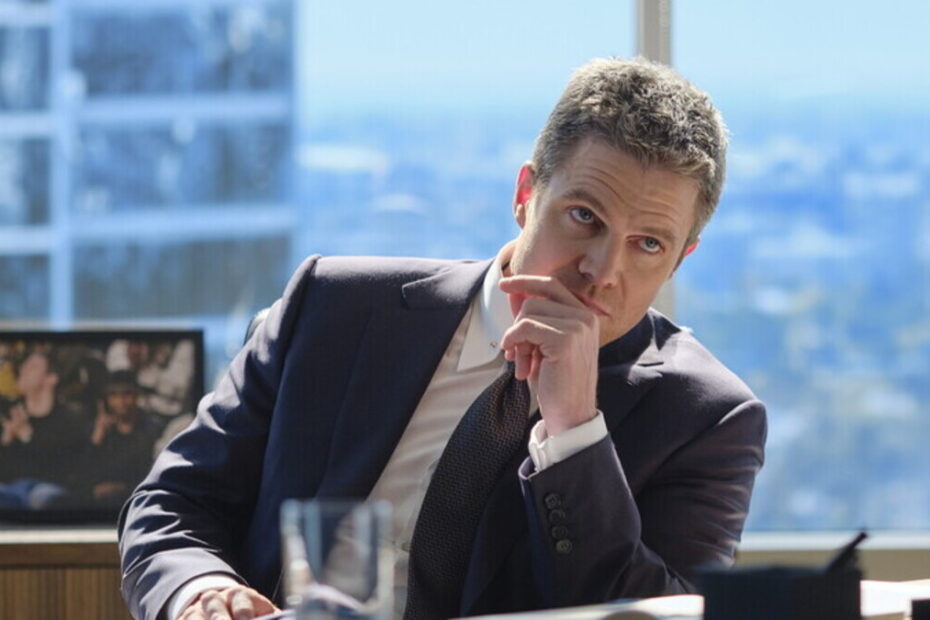 Stephen Amell in una scena di Suits LA