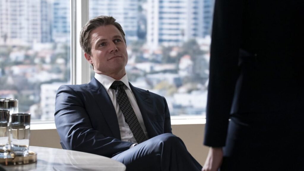 Stephen Amell in una scena di Suits LA