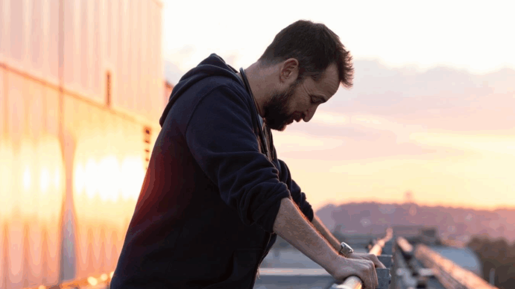 Noah Wyle in una scena di The Pitt