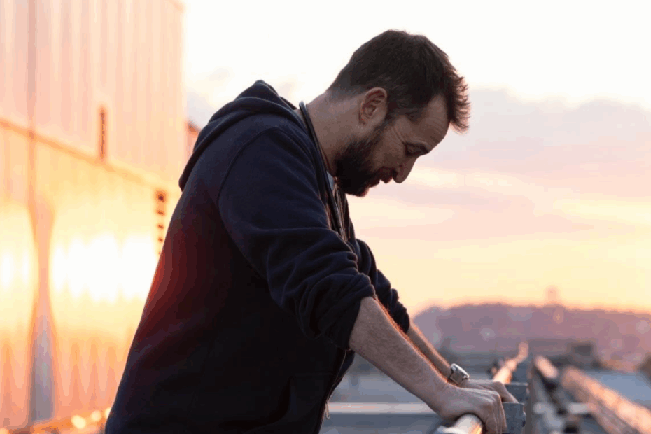 Noah Wyle in una scena di The Pitt