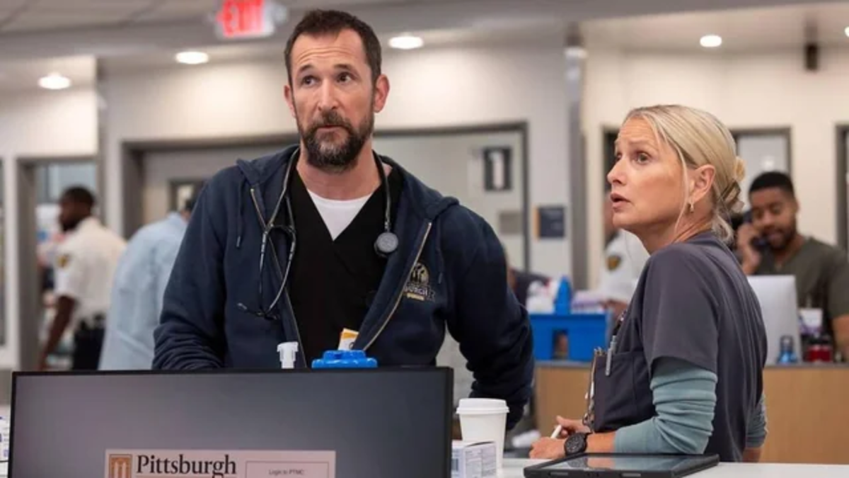 Noah Wyle in una scena di The Pitt