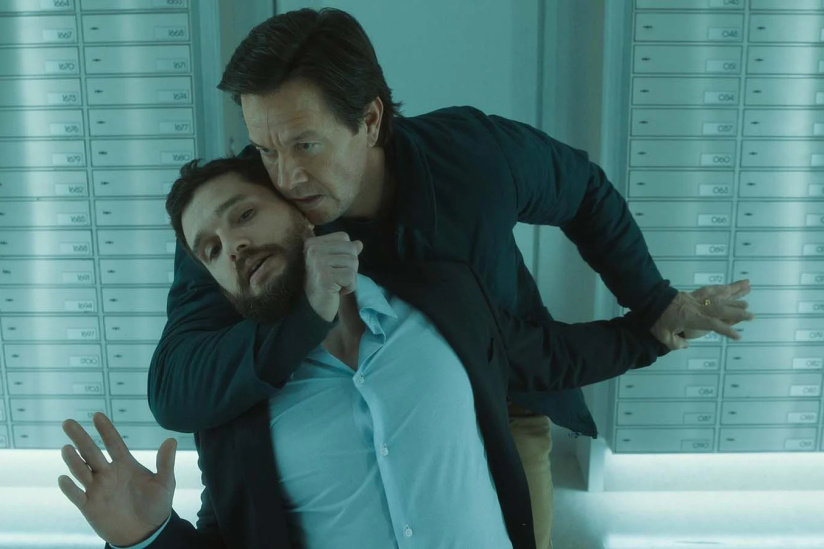 Mark Wahlberg e Kit Harington in una scena di The Family Plan 2