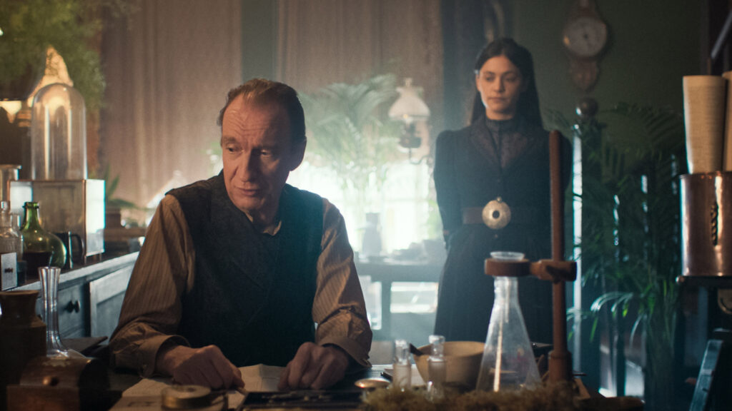 David Thewlis e Blu Hunt in una scena di Sherlock & Daughter