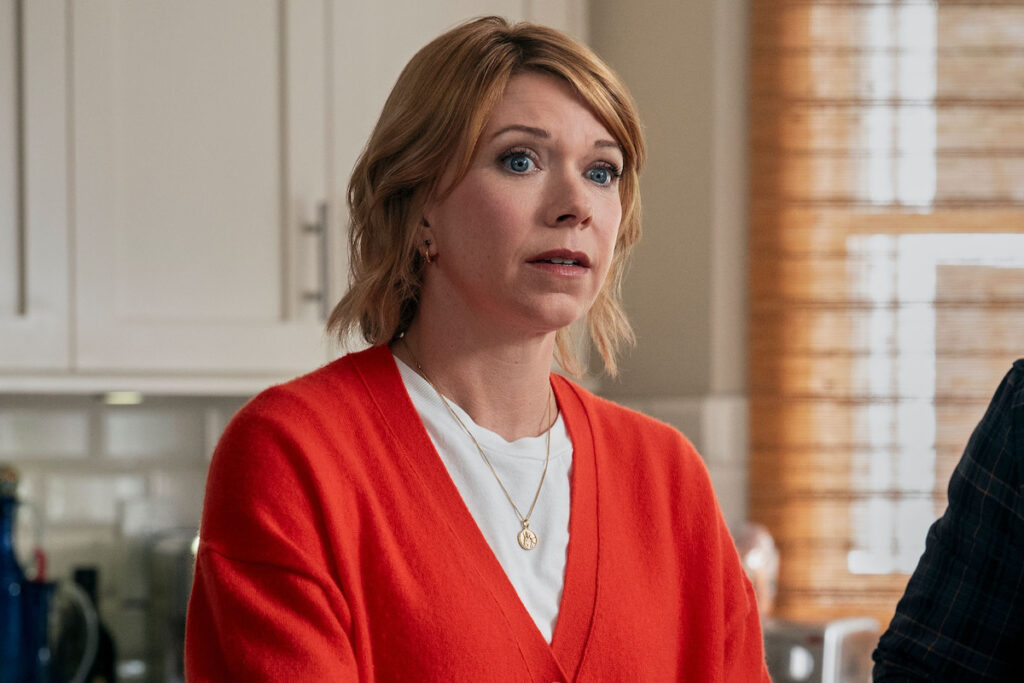 Emily Neuwendyk in una scena di A Man On The Inside 2