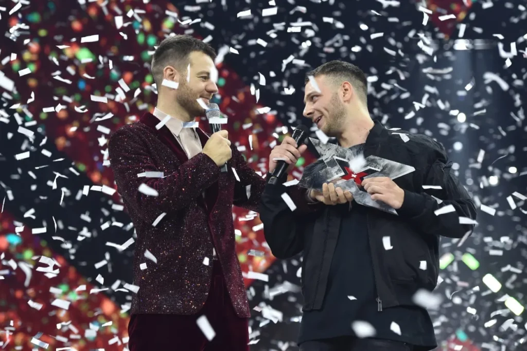 Anastasio durante la sua vittoria a X Factor Italia