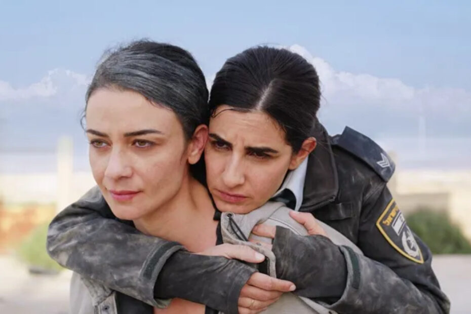 Mimi e Dikla viaggiano attraverso il deserto, in Fireflies